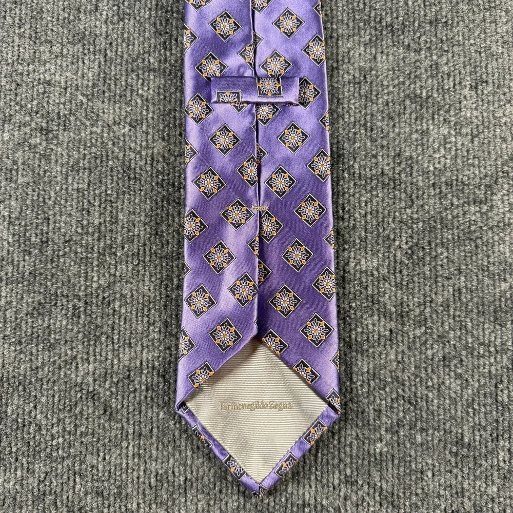 Ermenegildo Zegna Italy 100% Silk Neck Tie Purple Geometric Medallion 3.75 x 59